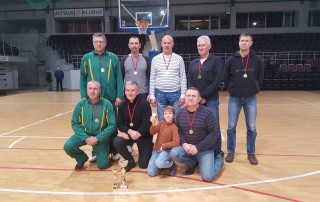 Veteranų krepšinio turnyro nugalėtojai - Marijampolės komanda.